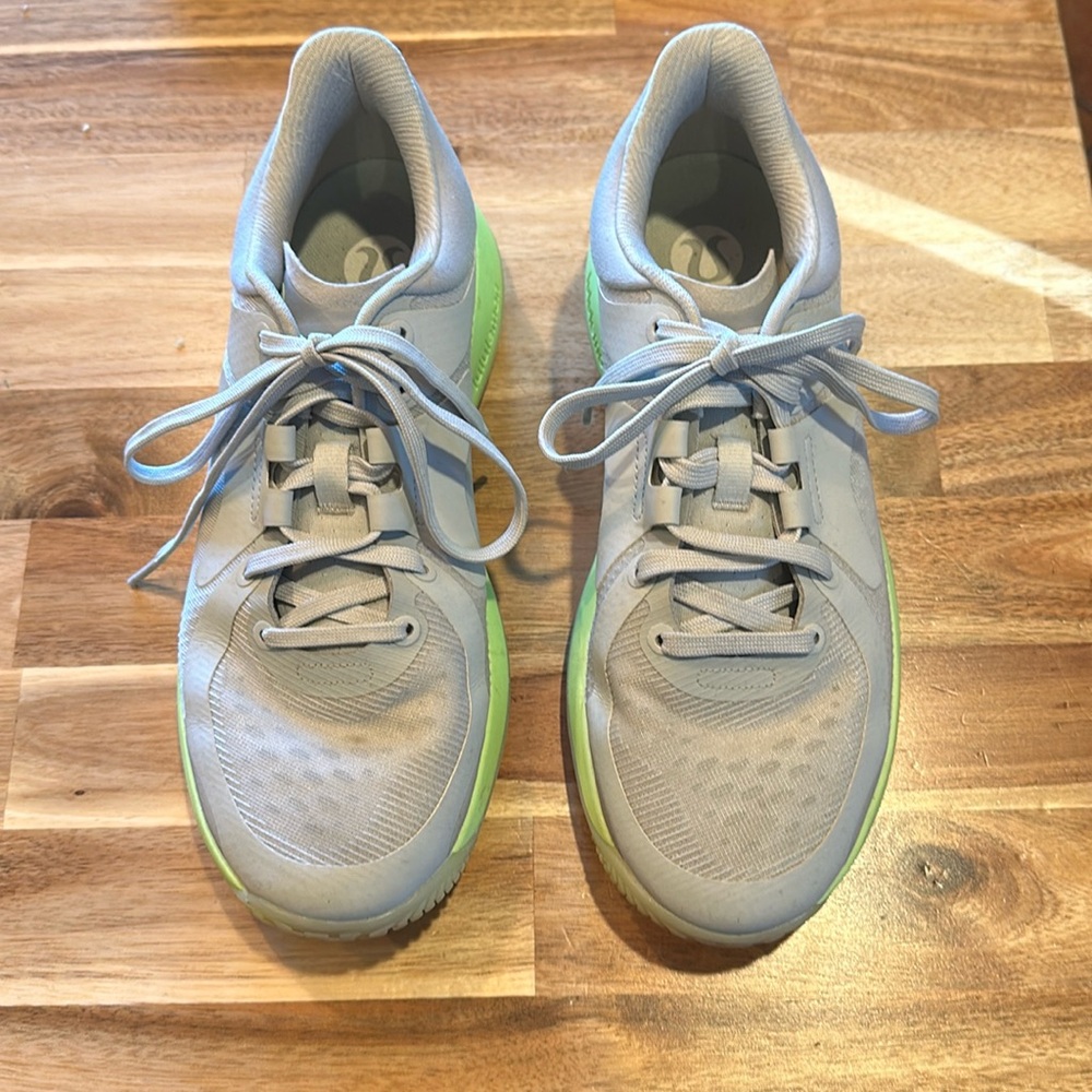 Ladies sneakers size 8
